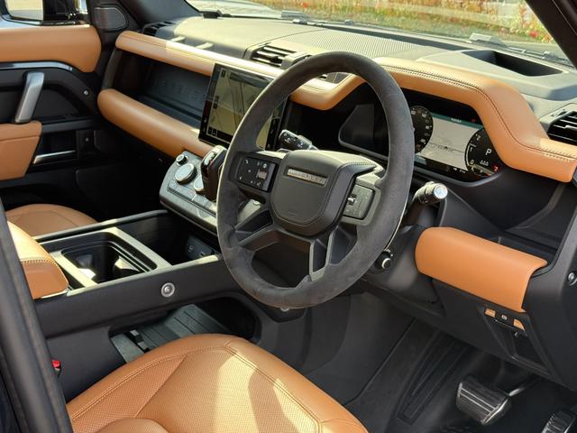 ディフェンダー 110V8 P525 マトリクスLEDヘッドライト パノラマスライディングルーフ ビンテージタンウィンザーレザーMP4席シートヒーター Fベンチレーション フィックスドサイドステップ メリディアンサラウンド(4枚目)