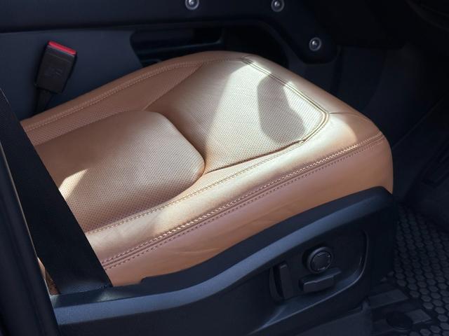 ディフェンダー 110V8 P525 マトリクスLEDヘッドライト パノラマスライディングルーフ ビンテージタンウィンザーレザーMP4席シートヒーター Fベンチレーション フィックスドサイドステップ メリディアンサラウンド(12枚目)