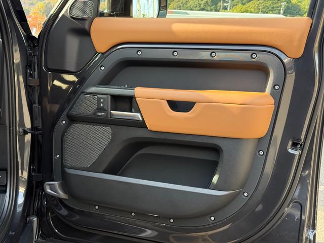 ディフェンダー 110V8 P525 マトリクスLEDヘッドライト パノラマスライディングルーフ ビンテージタンウィンザーレザーMP4席シートヒーター Fベンチレーション フィックスドサイドステップ メリディアンサラウンド(15枚目)