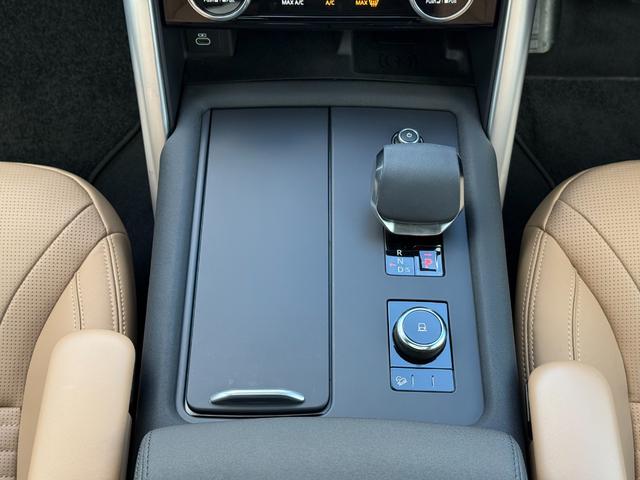 ディスカバリー ダイナミック　ＨＳＥ　Ｄ３５０　パノラマスライディングルーフ　２２インチブラックホイール　マトリクスＬＥＤライト　キャラウェイインテリア（ウィンザーレザーＭＰ４シートＨ）　プライバシーガラス　７シーター　ＨＵＤ　ルーフレール（10枚目）