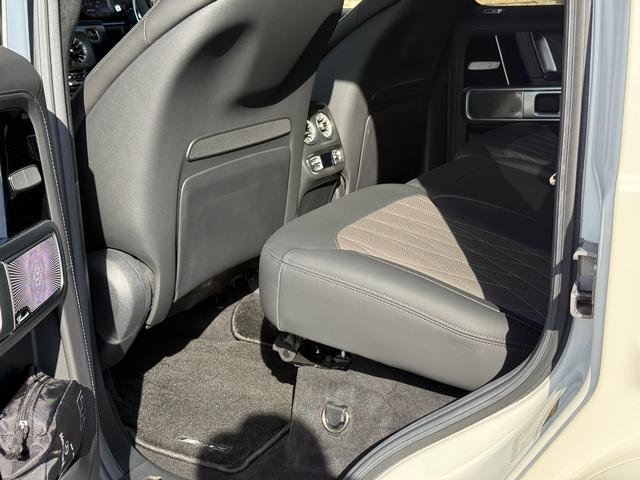 Ｇクラス Ｇ６３　Ｇｍａｎｕｆａｋｔｕｒプログラムプラス　ボディ同色スペアタイヤリング　マットブラック２１インチホイール　チタニウムグレー／ブラックナッパレザーＭＰ４シートＨ　Ｆベンチレーション＆マッサージー（7枚目）