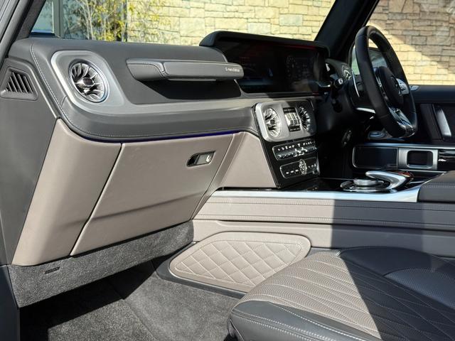 Ｇクラス Ｇ６３　Ｇｍａｎｕｆａｋｔｕｒプログラムプラス　ボディ同色スペアタイヤリング　マットブラック２１インチホイール　チタニウムグレー／ブラックナッパレザーＭＰ４シートＨ　Ｆベンチレーション＆マッサージー（26枚目）