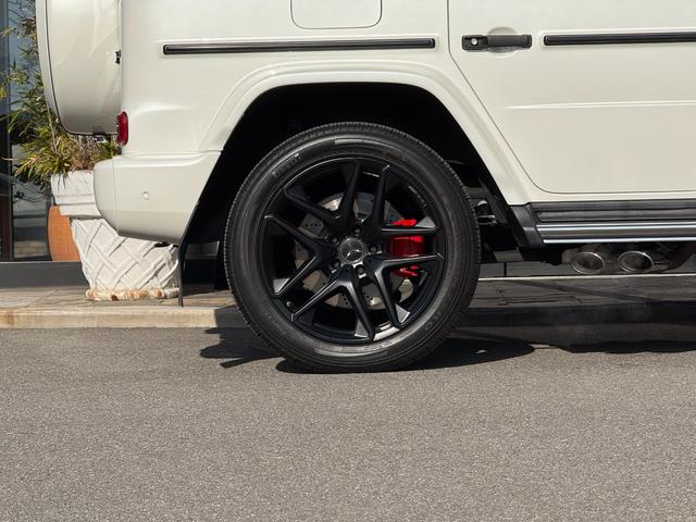 Ｇクラス Ｇ６３　Ｇｍａｎｕｆａｋｔｕｒプログラムプラス　ボディ同色スペアタイヤリング　マットブラック２１インチホイール　チタニウムグレー／ブラックナッパレザーＭＰ４シートＨ　Ｆベンチレーション＆マッサージー（69枚目）