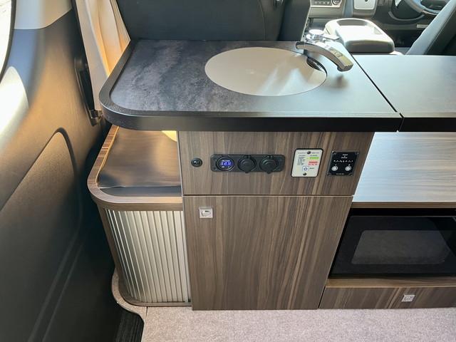 ハイエースバン レクビィ　カントリークラブ　リチウム４００Ａｈ　家庭用エアコン　ソーラーパネル　ＦＦヒーター　マルチルーム　シャワー　温水ボイラー　１９インチテレビ　冷蔵庫　電子レンジ　２段ベッド　マックスファン　モデリスタエアロ　全方位カメラ（13枚目）