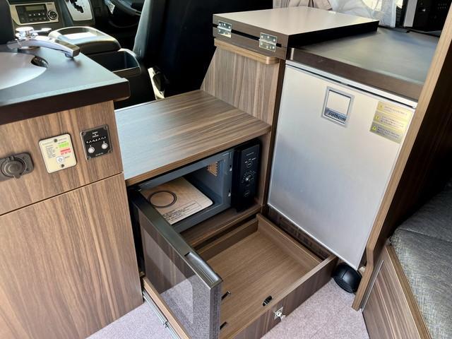 ハイエースバン レクビィ　カントリークラブ　リチウム４００Ａｈ　家庭用エアコン　ソーラーパネル　ＦＦヒーター　マルチルーム　シャワー　温水ボイラー　１９インチテレビ　冷蔵庫　電子レンジ　２段ベッド　マックスファン　モデリスタエアロ　全方位カメラ（17枚目）