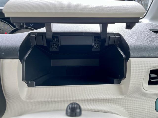 ステアリング奥にも収納があります！