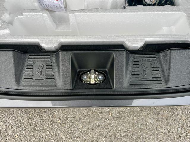 スペーシアギア ハイブリッドＸＺ　純正９インチナビ　フルセグ　全方位モニター　Ｂｌｕｅｔｏｏｔｈ　クルコン　シートヒーター　ステアリングヒーター　両側パワースライドドア　ヘッドアップディスプレイ　オートエアコン（18枚目）