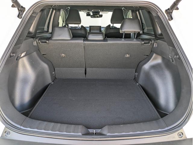 カローラクロス ハイブリッド Z 4WD・純正ナビ・全方位モニター・ETC・前後ドライブレコーダー・パワーバックドア・デュアルエアコン・社外ドリンクホルダー・純正アルミホイール・アダプティブクルーズコントロール(18枚目)