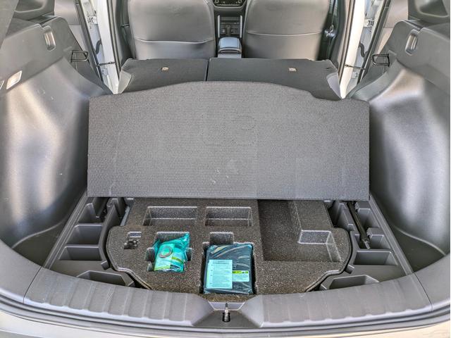 カローラクロス ハイブリッド Z 4WD・純正ナビ・全方位モニター・ETC・前後ドライブレコーダー・パワーバックドア・デュアルエアコン・社外ドリンクホルダー・純正アルミホイール・アダプティブクルーズコントロール(32枚目)