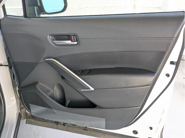 カローラクロス ハイブリッド Z 4WD・純正ナビ・全方位モニター・ETC・前後ドライブレコーダー・パワーバックドア・デュアルエアコン・社外ドリンクホルダー・純正アルミホイール・アダプティブクルーズコントロール(42枚目)