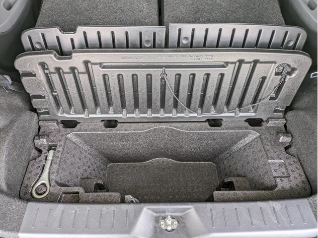 【荷室下】トランク下にもスペースが。パンク修理キットもあるので万が一の時の応急処置も安心です。