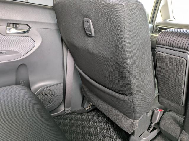 【助手席シート後ろ】ポケットに冊子を入れたり、フックに買い物袋を掛けたり、想像以上に使い勝手のいい部分です。