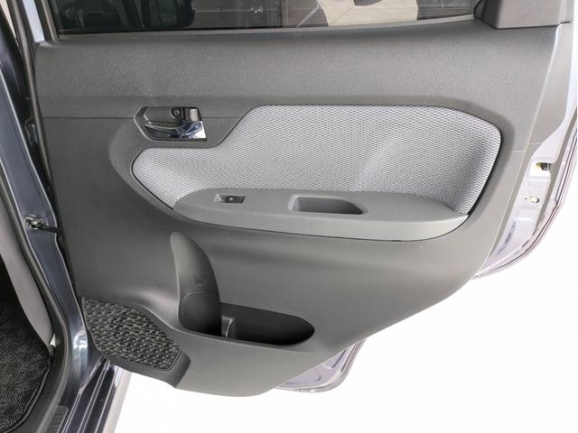 【後席ドア】自席側の窓スイッチがあるので換気や温度調整も楽々。ポケットもあるので小さな小物を落とす心配も不要。