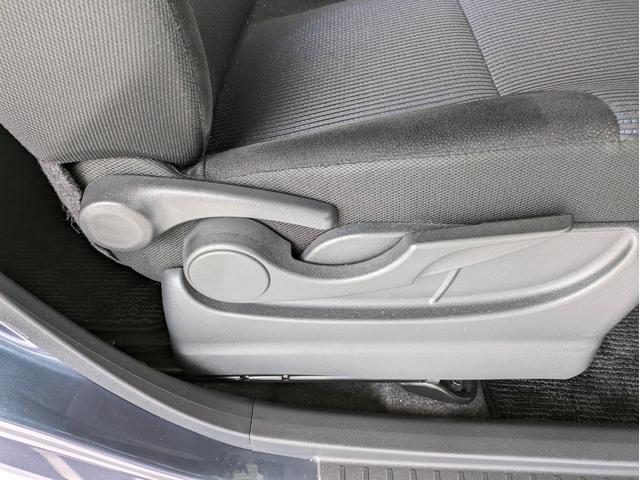 【シートリフター】シートの高さを変えることで、運転時の目線の位置を調整できます。快適な高さに調整することでより安全な運転に繋がります。