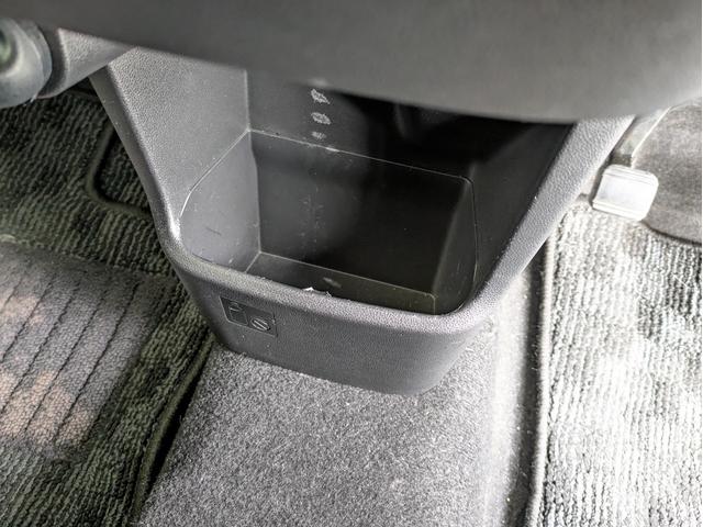【ドリンクホルダー　インパネ部分】運転席側からも助手席側からも使用できるので飲み物を置く以外にも様々な用途で活用できます。