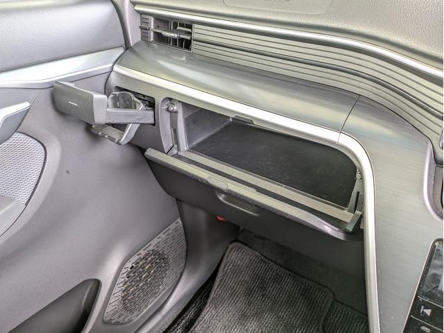 【グローブボックス開】収納スペースが広いので、車検証など車に大事な書類や説明書を入れるのに便利です。