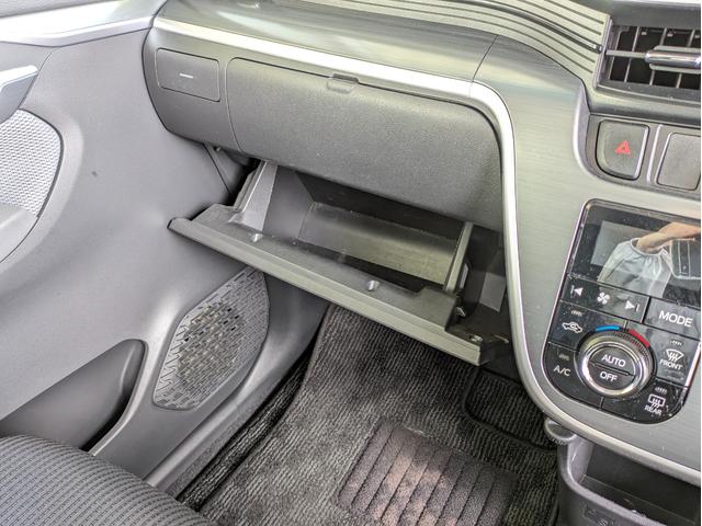 【グローブボックス開】収納スペースが広いので、車検証など車に大事な書類や説明書を入れるのに便利です。