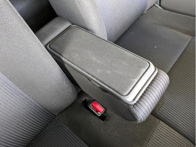 【アームレスト】一度慣れると意外と手放せなくなるアームレスト。中に小物を収納できるタイプのものもあります。