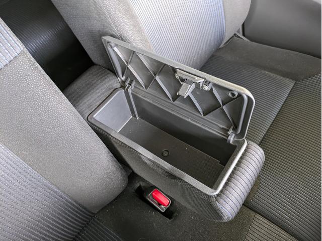 【アームレスト　ポケット】アームレストを開けると収納スペースがあります。さっと取り出したい小物を置いたり、運転中に身に着けるアームカバーやサングラスを入れたりするのにも便利です。