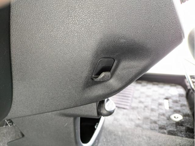 【荷物フック】助手席側にフックがあるので、買い物袋を掛けたりゴミ袋を掛けたりできます。運転には邪魔にならず、でも運転席からも使用することができて意外と便利です。