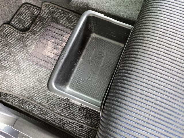 【助手席シートアンダーボックス】助手席の座席を開けると下にも収納があります。普段あまり使わないものを収納することはもちろん、買い物袋など倒したくないものを入れるときにも使えます。