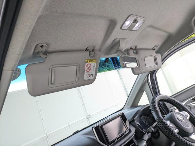 【サンバイザー】運転席と助手席のサンバーザーを下ろした状態です。バニティーミラーが付いていたり、ライトが付いていたりする車種もあります。