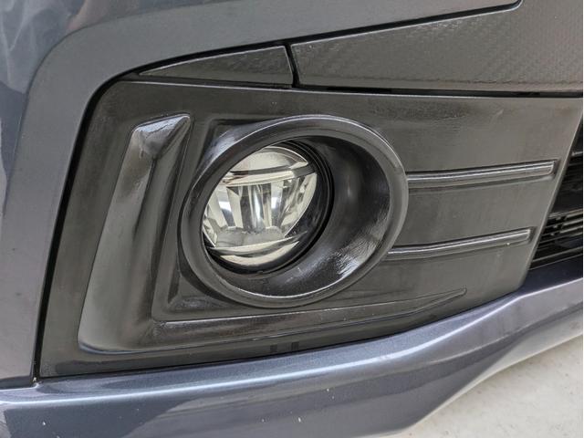 【フォグライト】名前の通り霧の時はもちろん、豪雨や降雪など悪天候時にも地面に近い位置から路面を照らして見やすくなり安全です。また、悪天候時に相手へ自車の存在をアピールして接近を知らせる役割もあります。