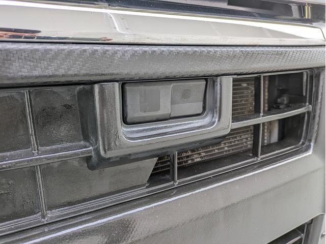 【衝突被害軽減ブレーキ】前方の車両等障害物を認識し、追突の危険性が高まったら音や警告灯などで警告し、さらに危険性が高まると自動的にブレーキが作動して衝突回避と被害軽減をアシスト。