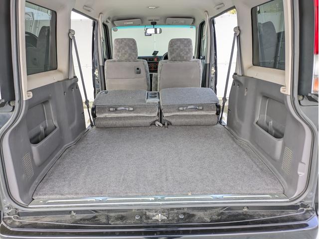 【シートアレンジ】２列目シートを倒すと広々！大きな荷物も長い荷物も載せられます。