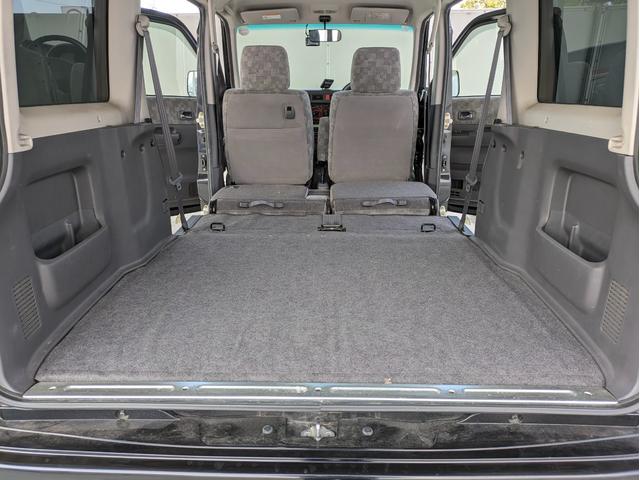 後席を収納するとさらに広々！よりフラットになって安定性も増します。