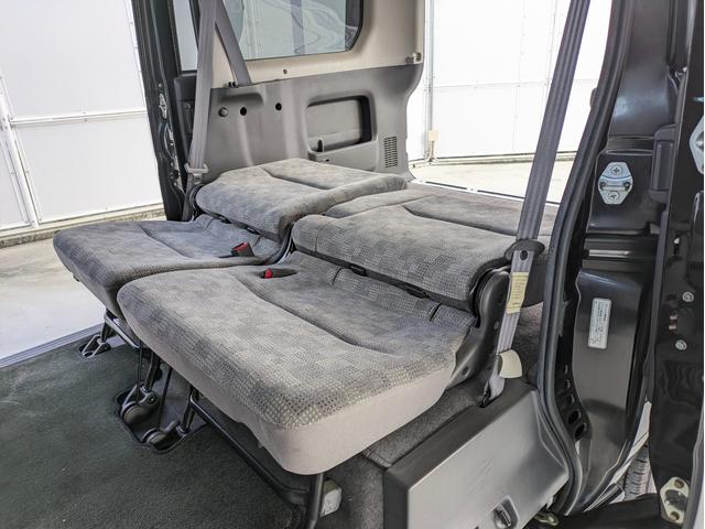 後席背もたれ部分を後ろに倒すだけでも荷物を載せられるスペースが広がります。