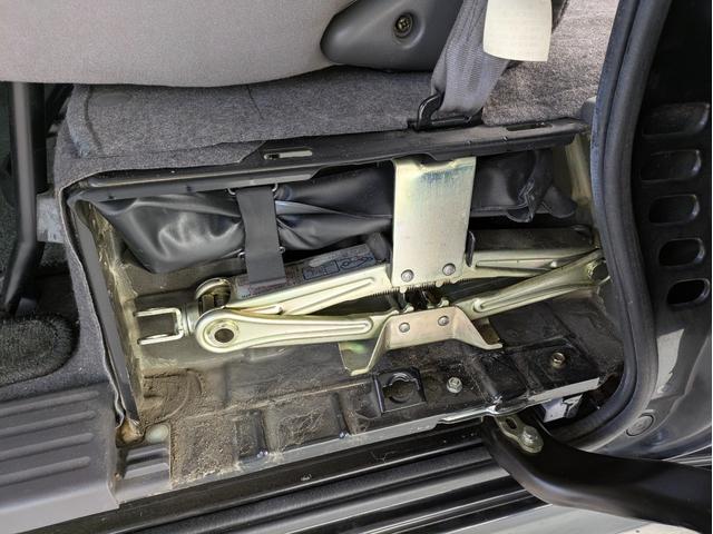 【ジャッキ等工具】後席の下側のカバーを開けるとジャッキ等の工具が入っています。