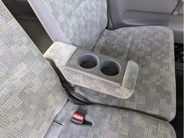【後席ドリンクホルダー】後席背もたれ部分を倒すとドリンクホルダーがあります。アームレストとしても使用できます。