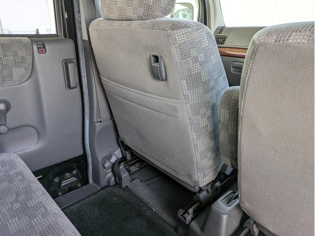 【助手席シート後ろ】ポケットに冊子を入れたり、フックに買い物袋を掛けたり、想像以上に使い勝手のいい部分です。