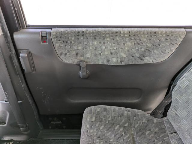 【後席ドア】自席側の窓スイッチがあるので換気や温度調整も楽々。ポケットもあるので小さな小物を落とす心配も不要。