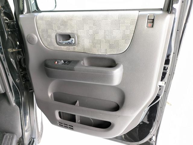 【運転席ドア】窓スイッチだけでなくポケットもあるので、運転中に使いたい小物を入れておけます。