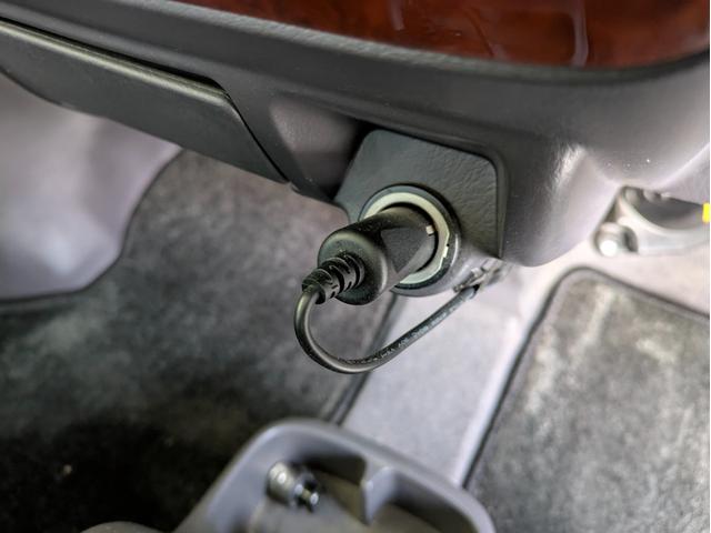 【シガーソケット】スマホの充電をしたりドライブレコーダーの電源を取ったり、様々なシーンで役立ちます。現在はドライブレコーダーの電源が刺さっています。