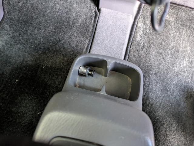 【ドリンクホルダー　インパネ部分】運転席側からも助手席側からも使用できるので飲み物を置く以外にも様々な用途で活用できます。