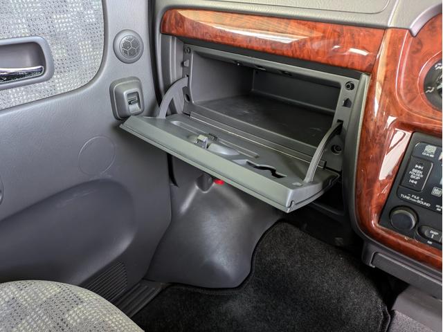 【グローブボックス開】収納スペースが広いので、車検証など車に大事な書類や説明書を入れるのに便利です。