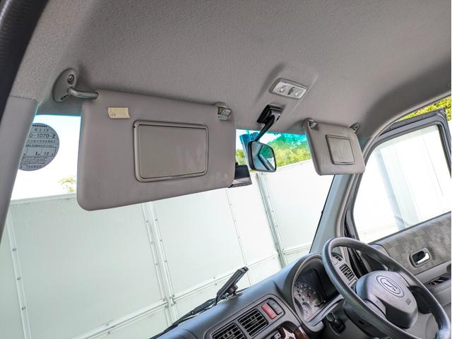 【サンバイザー】運転席と助手席のサンバーザーを下ろした状態です。バニティーミラーが付いていたり、ライトが付いていたりする車種もあります。