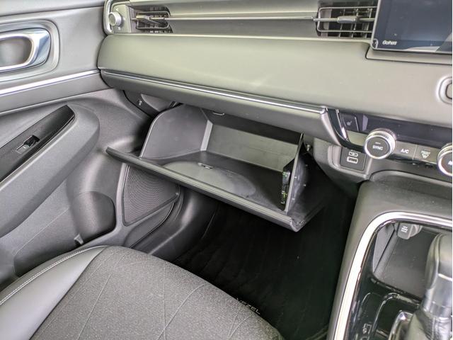 �y�O���[�u�{�b�N�X�J�z���[�X�y�[�X���L���̂ŁA�Ԍ��؂ȂǎԂɑ厖�ȏ��ނ������������̂ɕ֗��ł��B