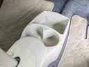 【ドリンクホルダー インパネ部分】運転席側からも助手席側からも使用できるので飲み物を置く以外にも様々な用途で活用できます。