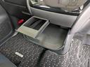 【ドリンクホルダー　インパネ部分】運転席側からも助手席側からも使用できるので飲み物を置く以外にも様々な用途で活用できます。また、上部を収納するとトレーのように使用できます。