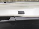 【パワーバックドアスイッチ】ボタンを押すだけでバックドアを閉めることができます。あまり力を必要としないので荷物を持ちながらでも楽にバックドアを閉めることができます。