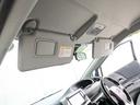 【サンバイザー】運転席と助手席のサンバーザーを下ろした状態です。バニティーミラーが付いていたり、ライトが付いていたりする車種もあります。