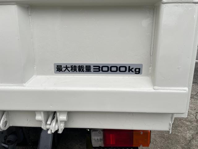 デュトロ 　４０００ｃｃ　３ｔ　３トン　３ｔダンプ　全低床　内外装仕上げ済み　新明和ダンプ　５速　５ＭＴ　積載３０００Ｋｇ　４ナンバー　パワステ　パワーウインドウ　コボレーン付（26枚目）