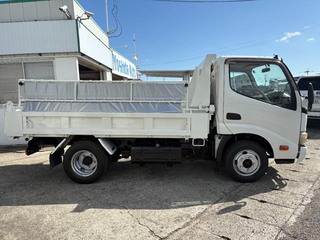 デュトロ 　４０００ｃｃ　２ｔ　２トン　ダンプ　電動コボレーン　走行８３０００Ｋ　５速　５ＭＴ　パワーウインドウ　極東ダンプ　内外装仕上げ済み　ディーゼル　積載２０００Ｋｇ（4枚目）
