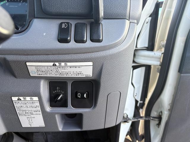キャンター 　２９９０ｃｃ　２ｔ　２トン　ワイドロング　平ボディ　荷台全面鉄板張り　内外装仕上げ済み　５速　５ＭＴ　３ペダル　パワーウインドウ　３人乗り　ロング（55枚目）