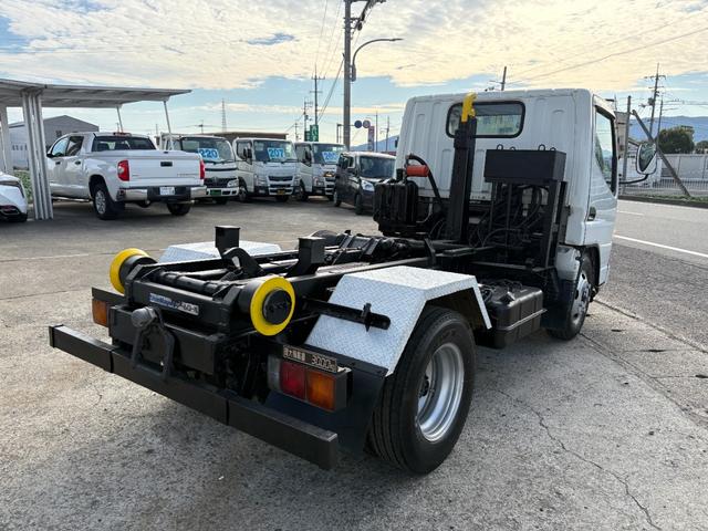 キャンター 　４８９０ｃｃ　３ｔ　３トン　３人乗り　脱着装置付コンテナ車　アームロール　車検付　ツーシリンダー　２シリンダー　ＭＴ　５速　走行７３５００Ｋ　内外装仕上げ済み（3枚目）