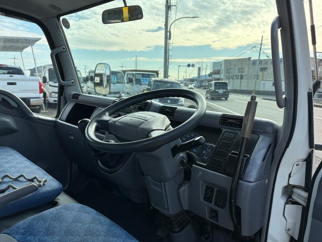 キャンター 　４８９０ｃｃ　３ｔ　３トン　３人乗り　脱着装置付コンテナ車　アームロール　車検付　ツーシリンダー　２シリンダー　ＭＴ　５速　走行７３５００Ｋ　内外装仕上げ済み（6枚目）